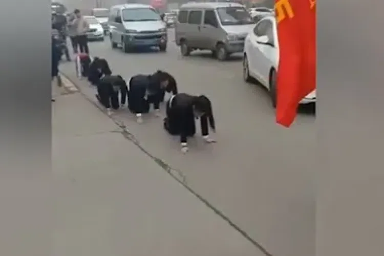 Angajați forțați să meargă în genunchi pentru că nu au făcut norma de PROFIT - VIDEO