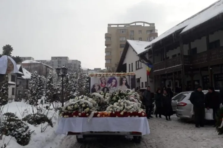 Sute de persoane la înmormântarea tinerei ucise în accidentul de la ieșire din Cluj FOTO