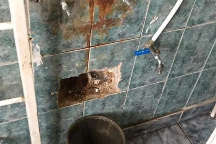 Condiții de PENITENCIAR la Colegiul Economic Cluj! Lipsește chiuveta și apa curge pe jos FOTO