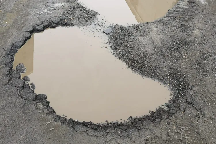 Consiliul Județean Cluj, acuzat că IGNORĂ starea drumurilor din incinta fostei fabrici Clujana