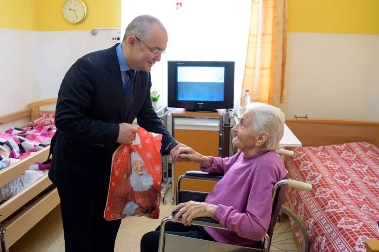 Boc a împărțit cadouri bătrânilor de la Centrul de îngrijire Cluj FOTO