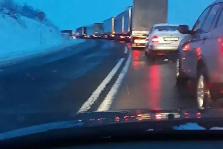 Neatenția la volan costă! Traficul blocat pe un drum din Cluj din cauza unui accident FOTO