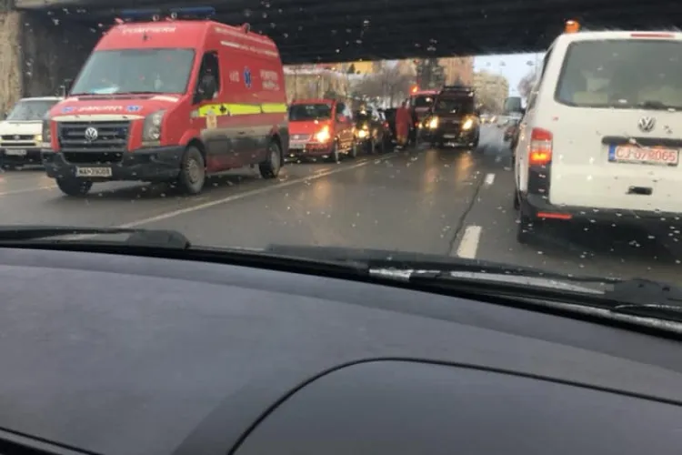 Accident cu două victime în Mănăștur. Traficul spre Florești este blocat pe o bandă FOTO