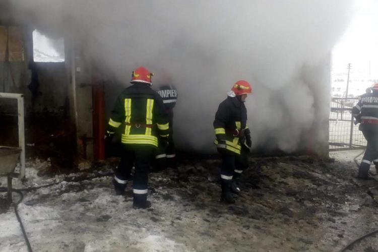 CLUJ: Incendiu la o gospodărie. De la ce au pornit flăcările FOTO