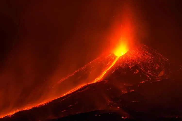 Italia, zguduită de un cutremur după erupția vulcanului Etna. Mai multe persoane au fost rănit