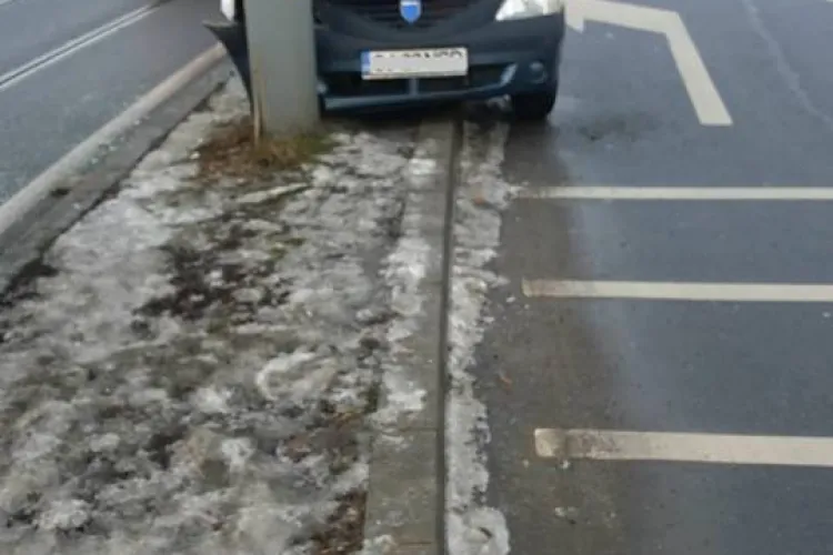 Atenție cum circulați pe vreme rea! Un taximetrist clujean a ajuns cu mașina în stâlp