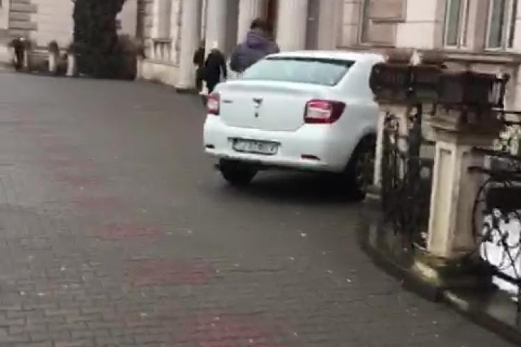 Alo, cum ai putut parca așa? Intrarea la Curtea de Apel Cluj devine parcare - VIDEO