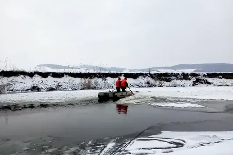 CLUJ: Operațiune de salvare a unui câine prins într-un râu înghețat VIDEO