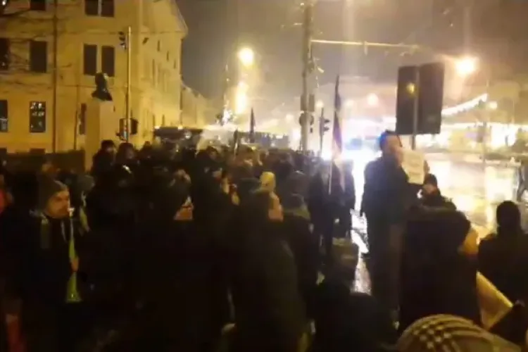 Urmează un nou val de proteste? Peste 200 de clujeni au ieșit în stradă sâmbătă seară VIDEO