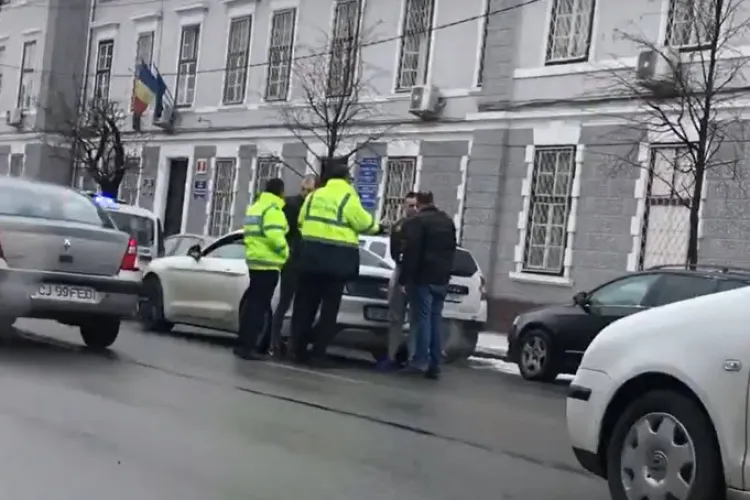 Spirite ÎNCINSE lângă Tribunalul Cluj. Doi bolizi Mustang și Bentley au blocat o Skoda - VIDEO