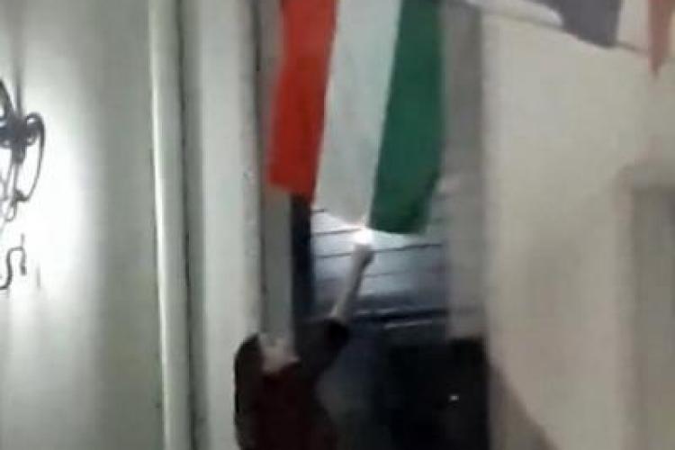 O tânără a încercat să dea foc steagului Ungariei lângă un sediul UDMR din Banat - VIDEO