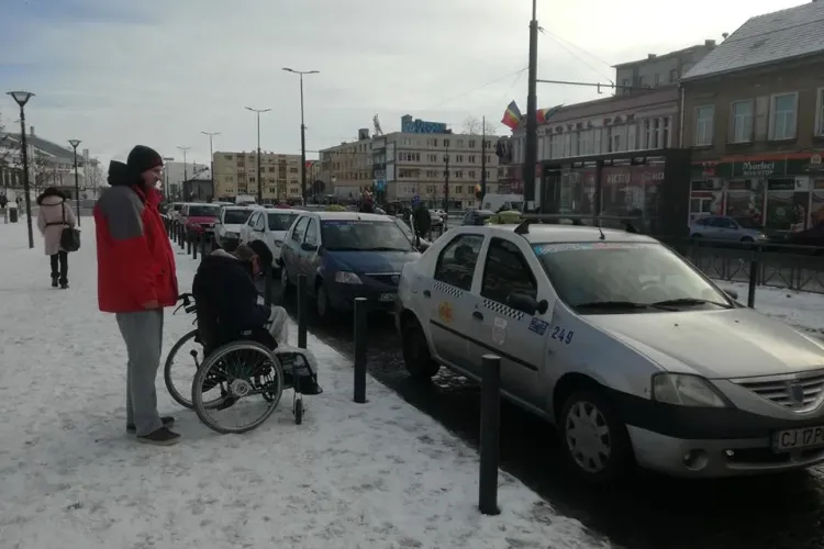 Cluj: Cum a fost umilită de taximetriști o persoană în scaun cu rotile - FOTO