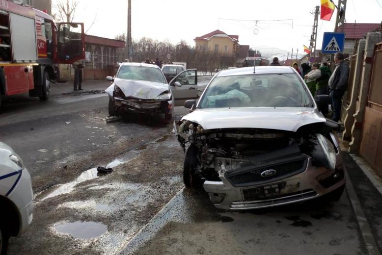 Accident cu trei mașini, pe un drum din Cluj. O persoană a fost rănită FOTO