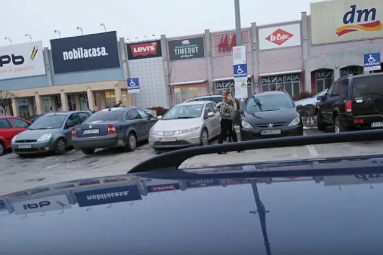 Le-a filmat la Vivo Cluj, parcând pe locul pentru cei cu handicap! Replica e de VIS - VIDEO