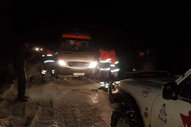 Ambulanță înzăpezită pe Valea Fânațelor! Felicitări CERT Transilvania - FOTO
