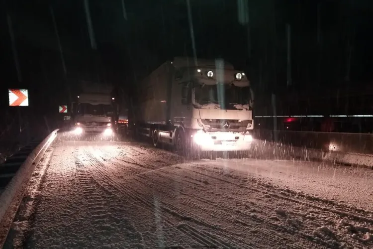 Drum blocat la Dumbrava, pe DN1E60. TIR -urile blocate în trafic, iar drumarii repetenți - FOT