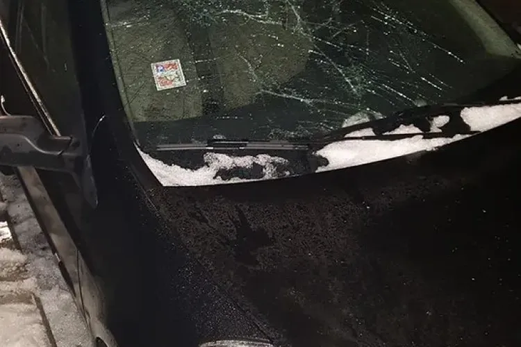 Mașini avariate pe strada Avram Iancu de zăpada căzută - FOTO