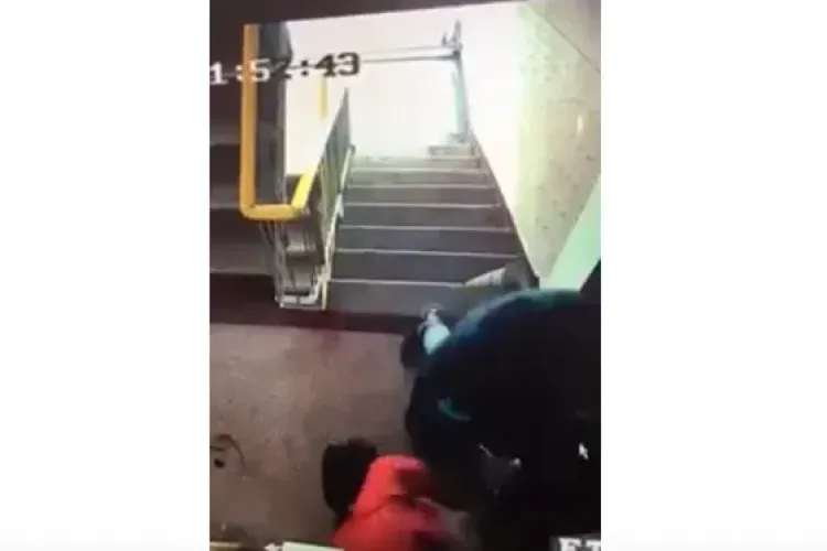 VIDEO ȘOCANT! Un bătrân a fost bătut cu bestialitate de un recidivist în scara blocului