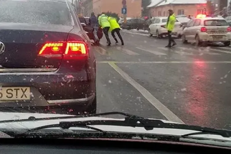 Poliția împinge o mașină defectă în dreptul Bisericii Sf. Petru - FOTO ZILEI