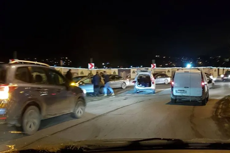 Mai multe mașini s-au ”zdrobit” în dreptul LIDL, pe Frunzișului  - FOTO