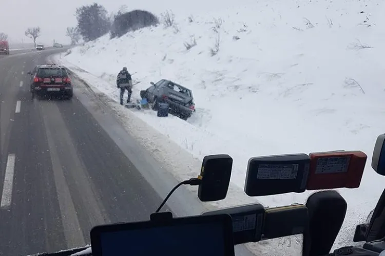 Zăpada le dă bătăi de cap șoferilor clujeni. Mașini ieșite de pe carosabil în tot județul FOTO