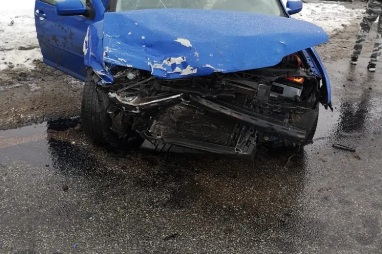 Accident cu trei mașini, la Dej. Două persoane au fost rănite FOTO