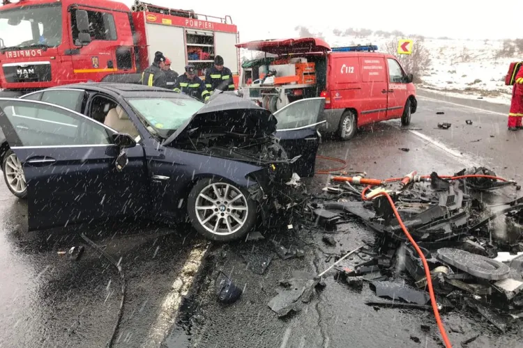 Accident mortal la Cluj! Un autoturism a intrat în plin într-un microbuz FOTO