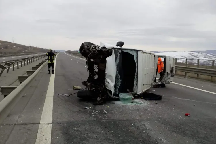 Accident GRAV pe Autostrada Transilvania. Microbuz răsturnat - VIDEO
