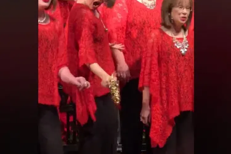 Atunci când te duci drogat la concertul de colinde :) - VIDEO