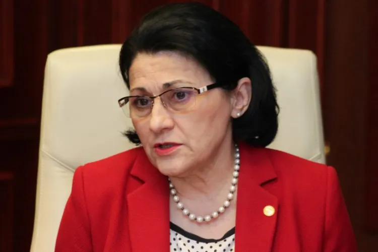 Ecaterina Andronescu vrea să le scurteze vacanţa elevilor pentru că devin LENEȘI