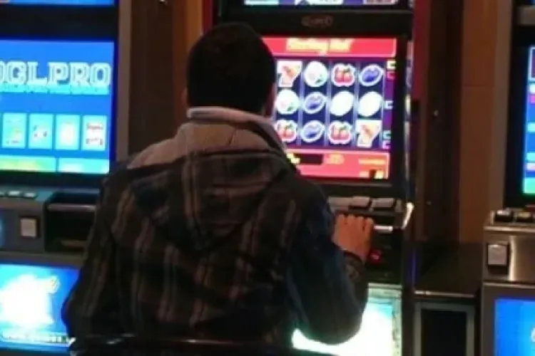 Clujean ”supărat” pe păcănele a făcut dezastru într-un bar. A spart aparatele cu ciocanul