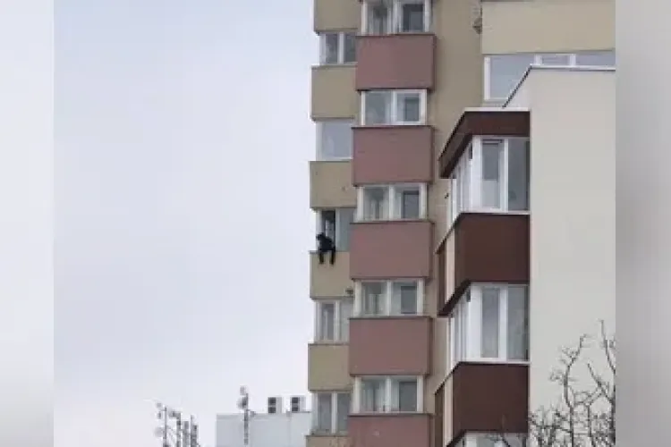 Cluj-Napoca: Tânăr ce părea drogat, atârna în afara balconului în Zorilor - VIDEO