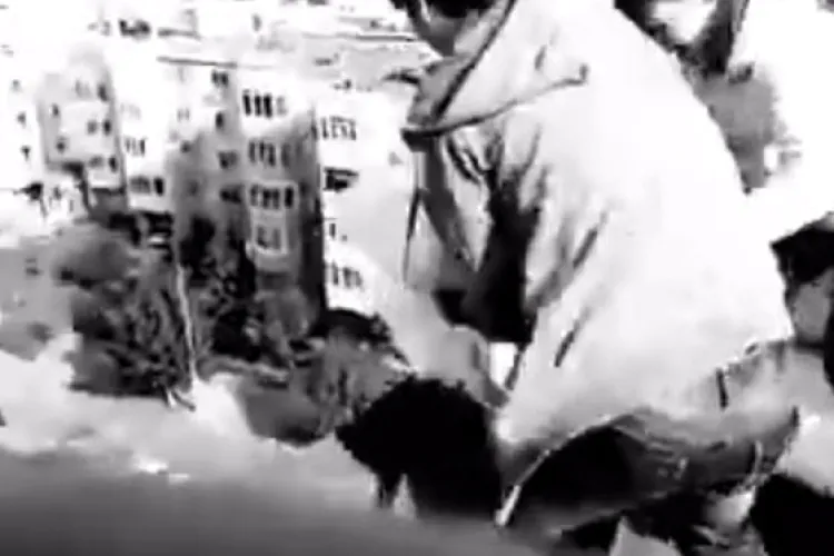 Distracție extremă la Cluj! L-au împins de pe bloc, spre panica trecătorilor - VIDEO