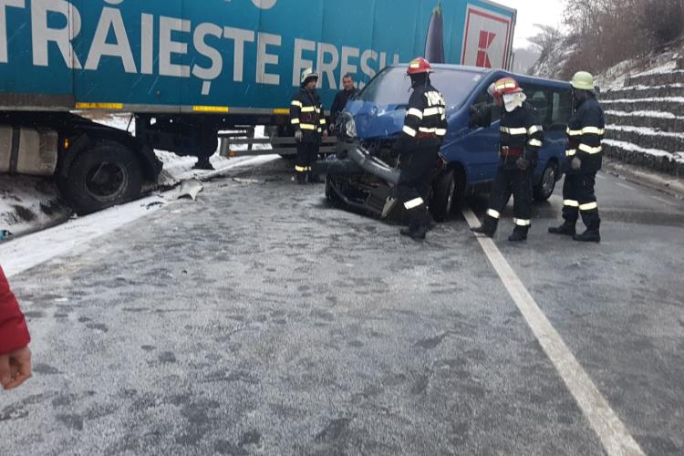 Accident în Bologa, pe DN1 Cluj-Bihor! Traficul rutier și feroviar e blocat - FOTO