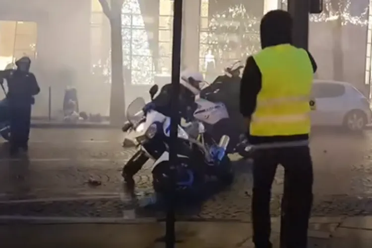 Trei polițiști, aproape să fie linșați de ”vestele galbene” în Paris VIDEO