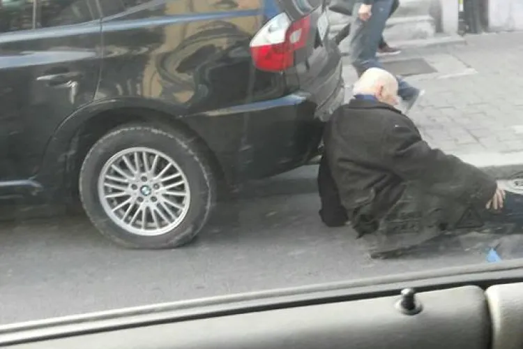 CLUJ: Bătrân lovit de mașină în timp ce traversa neregulamentar. Șoferul și-a distrus BMW-ul ca să îl evite FOTO