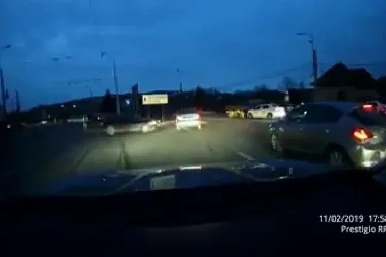 Accident în sensul giratoriu de la Auchan, în Iris. Cine e de vină? - VIDEO