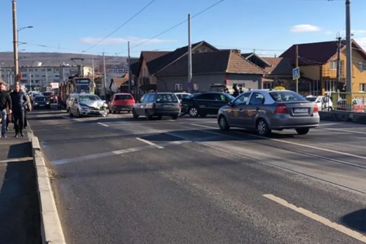 Accident pe strada Oașului, pe linia de tramvai FOTO