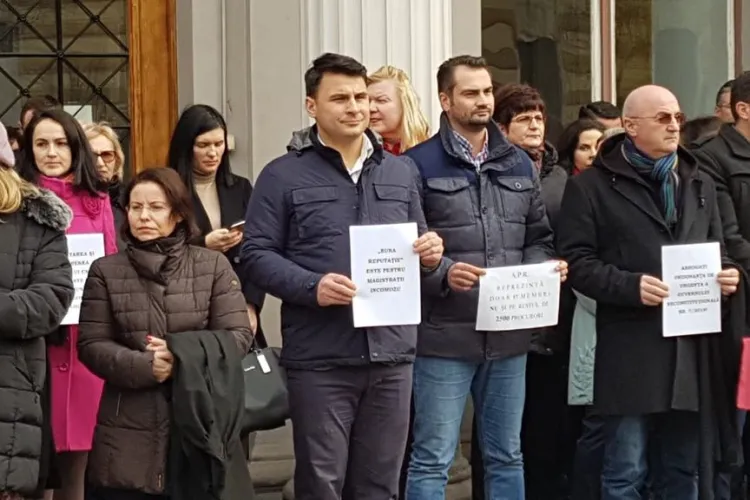Aproximativ 100 de judecători protestează la Cluj FOTO/VIDEO