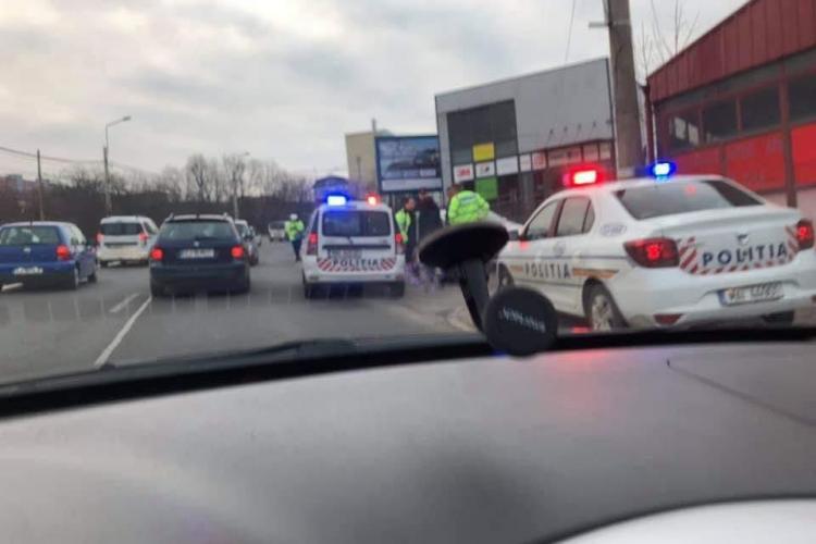 Traficul blocat pe Frunzișului, după ce un bărbat a murit la volan FOTO