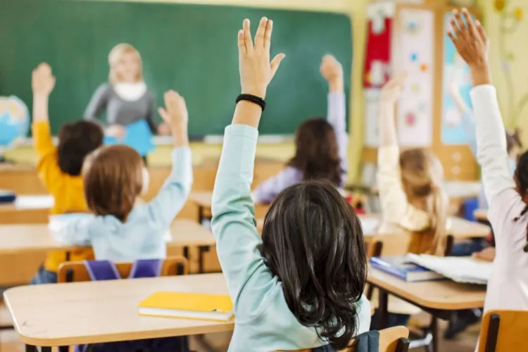 În școlile clujene se practică ”MITA” dată învățătoarei, de frica represaliilor. Cum a reacționat o mămică 