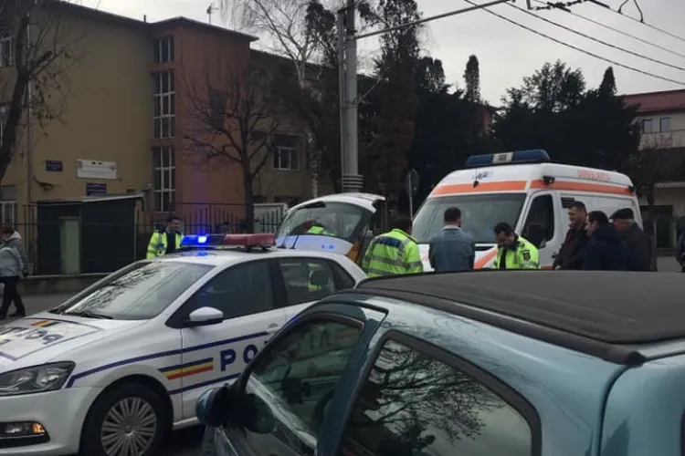 Un șofer neatent a intrat cu mașina într-un troleibuz în Mărăști. O femeie a fost rănită FOTO 