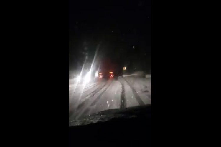 Jale pe Feleac! Drumarii au fost iarăși surprinși. Un camion aluneca LIN pe deal - VIDEO