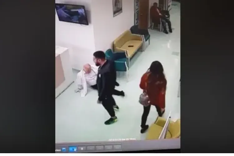 Medic agresat de un pacient recalcitrant pe holurile spitalului. L-a împins cu capul într-un birou VIDEO