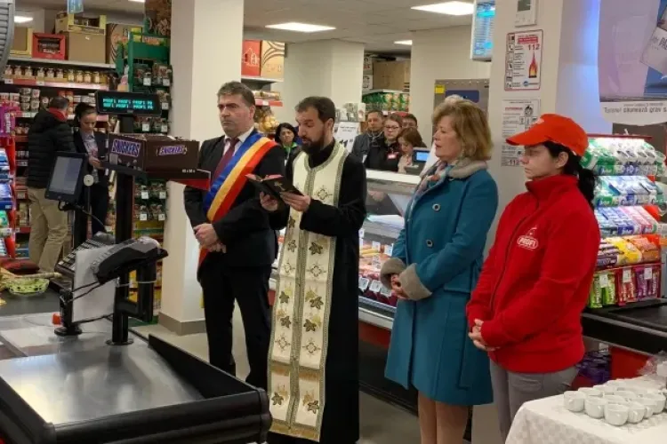 Magazin inaugurat la Cluj cu preot, slujbă și sfințire - FOTO