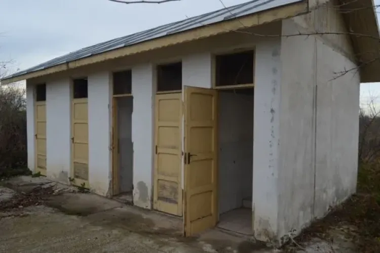 Câte şcoli din România au grupuri sanitare în curte