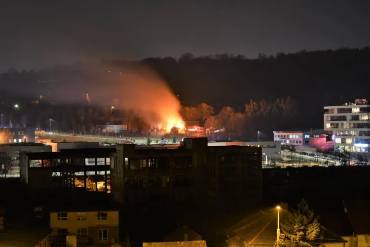 Incendiu pe Tăietura Turcului, la Muzeul Satului! Acoperișul unei grădinițe a luat foc - VIDEO