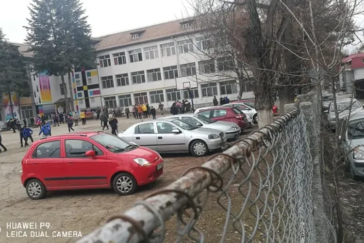 Terenul de sport al Școlii ”Octavian Goga” din Cluj-Napoca a devenit parcare de mașini - FOTO