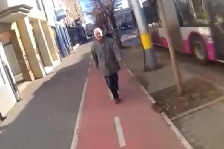 Nesimțire la Cluj! Un tânăr a fost agresat de un bărbat în timp ce mergea cu trotineta pe pista VIDEO