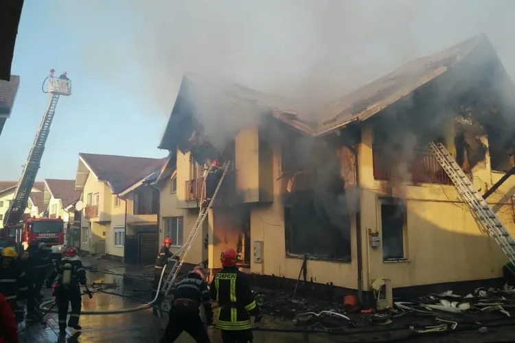 Incendiu pe strada Sub Cetate, Floresti. 2 case au luat foc VIDEO